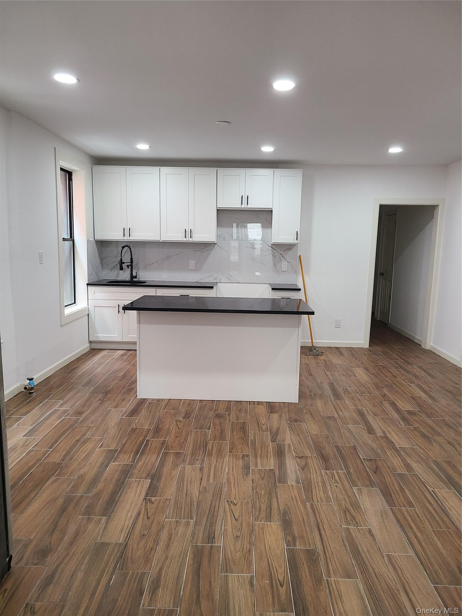1309 Seneca Avenue thumbnail 18