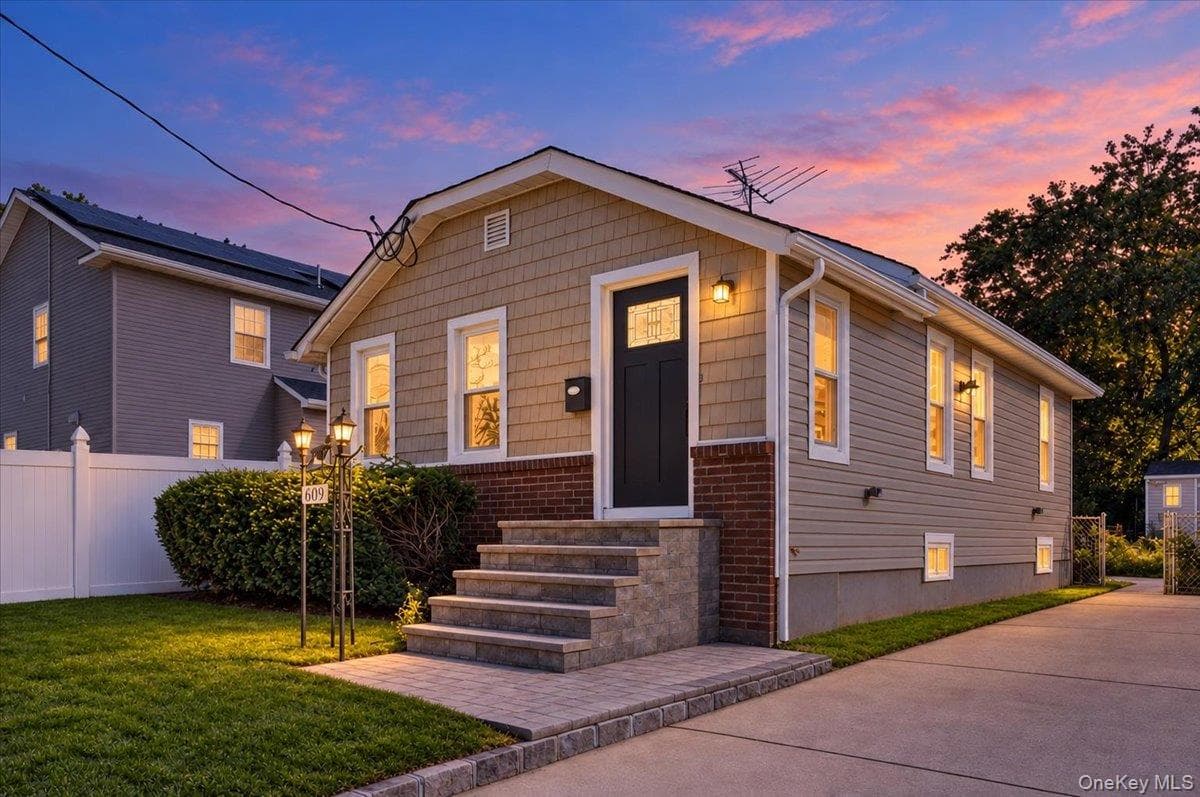 609 Hempstead Gardens Drive, West Hempstead