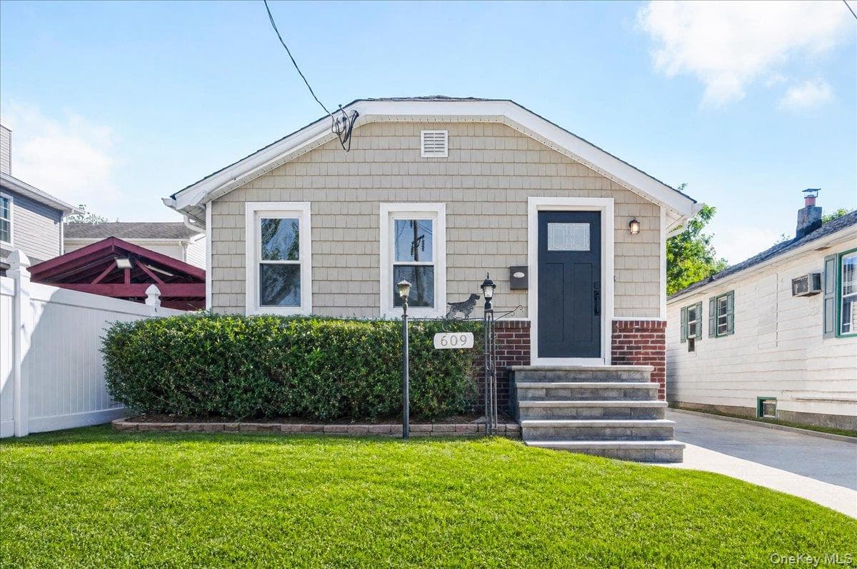 609 Hempstead Gardens Drive thumbnail 2