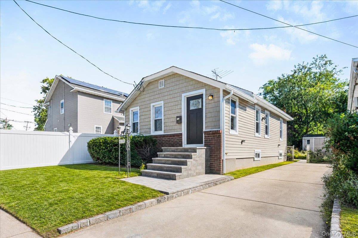 609 Hempstead Gardens Drive thumbnail 3