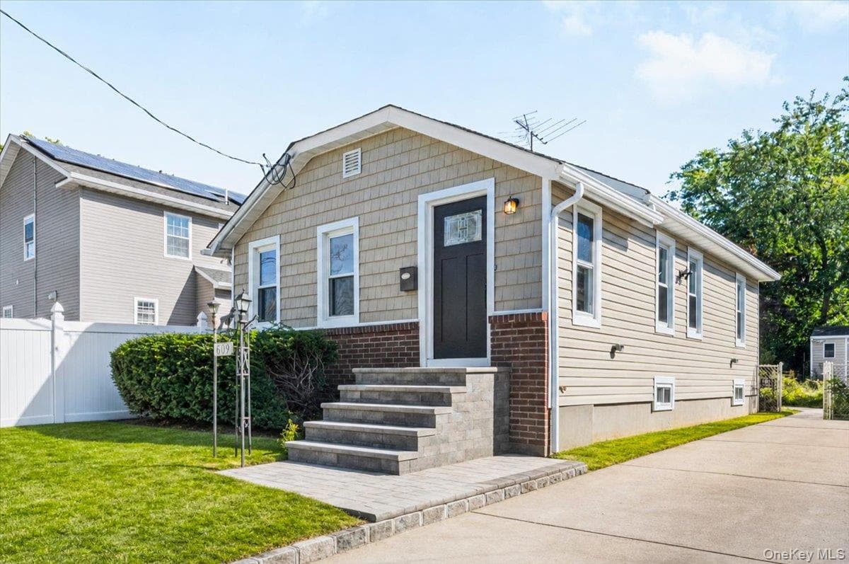 609 Hempstead Gardens Drive thumbnail 4