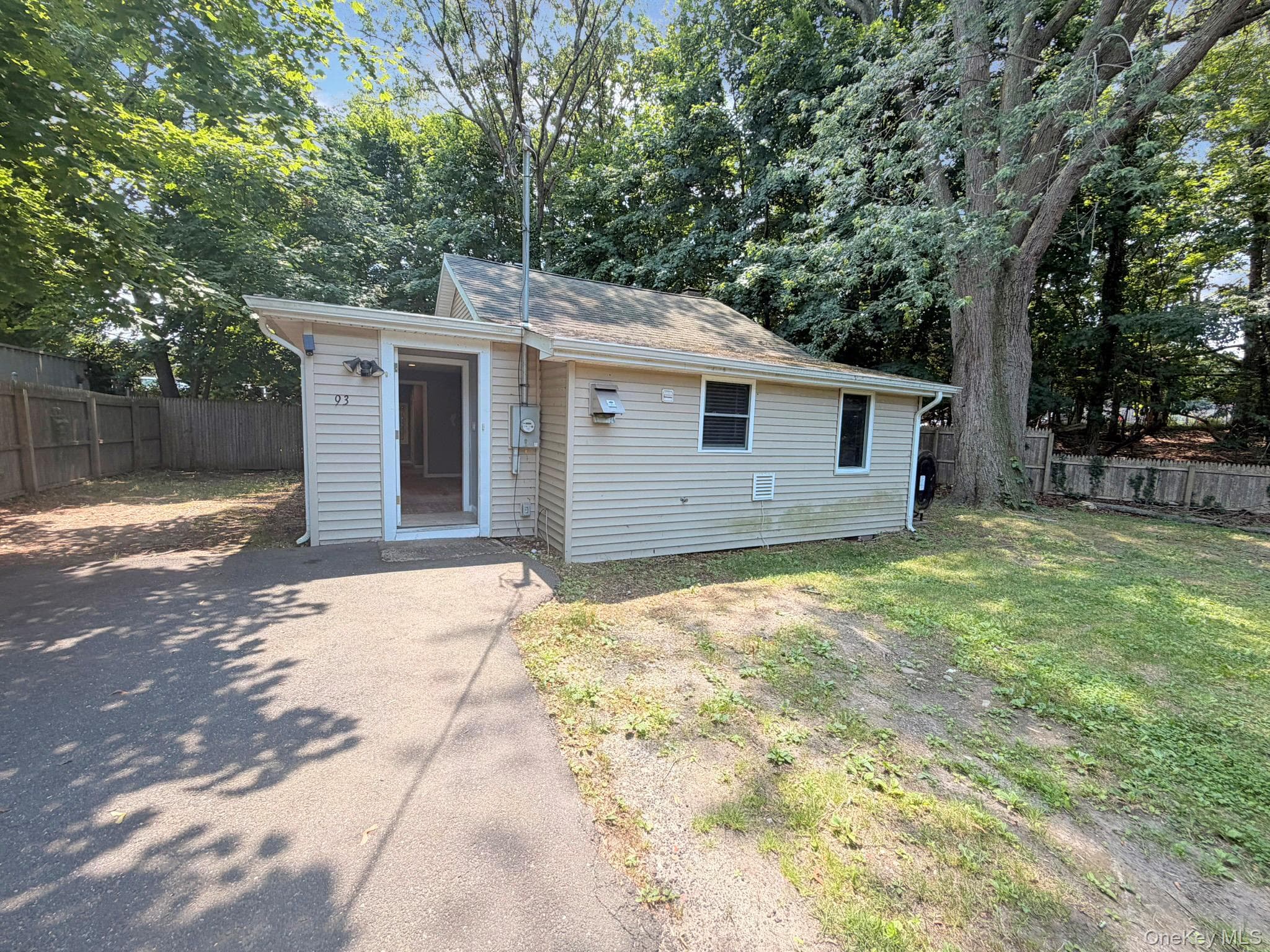 93 Lynbrook Drive photo 1