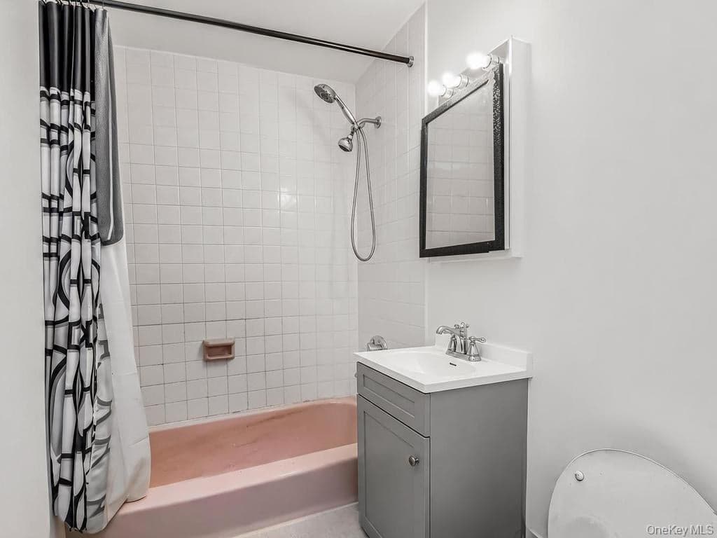 206-208 Balcom Avenue thumbnail 9