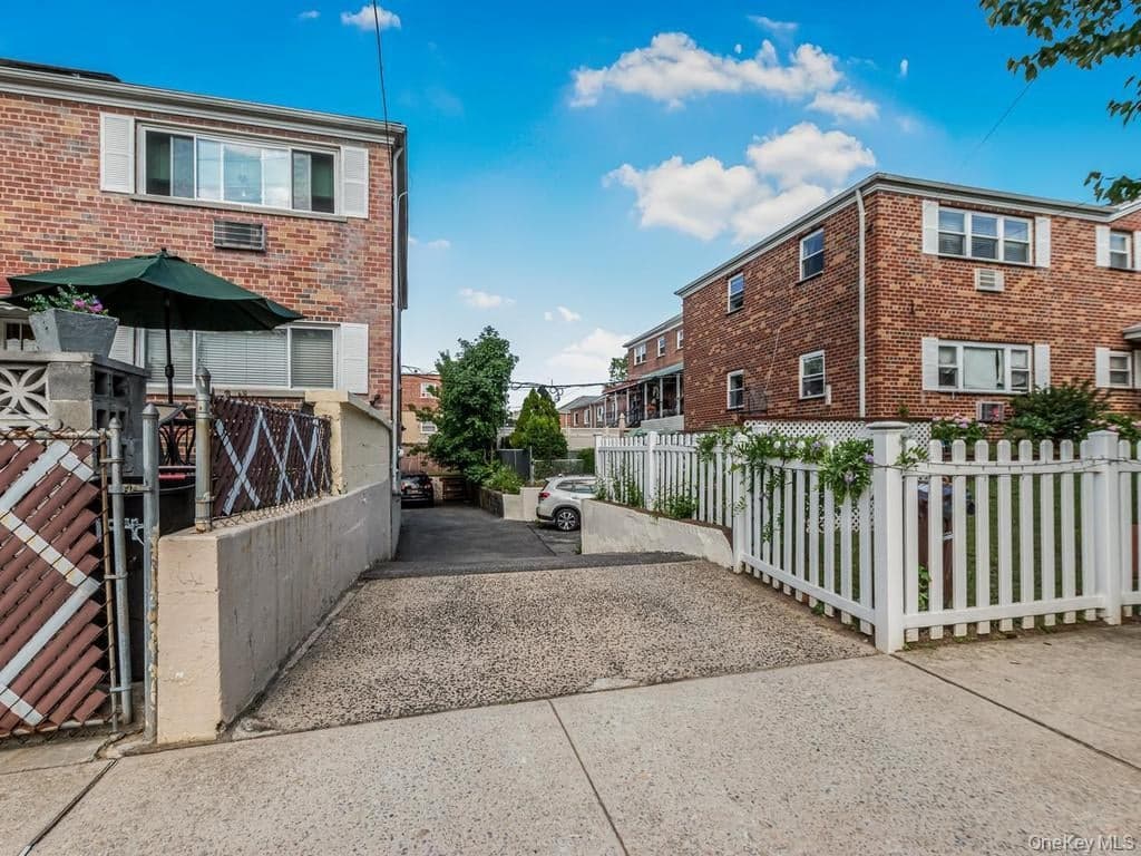 206-208 Balcom Avenue thumbnail 19