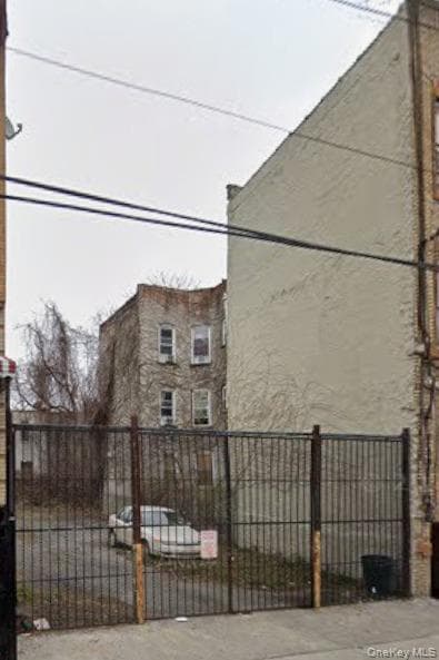 653 Warwick Street photo 1