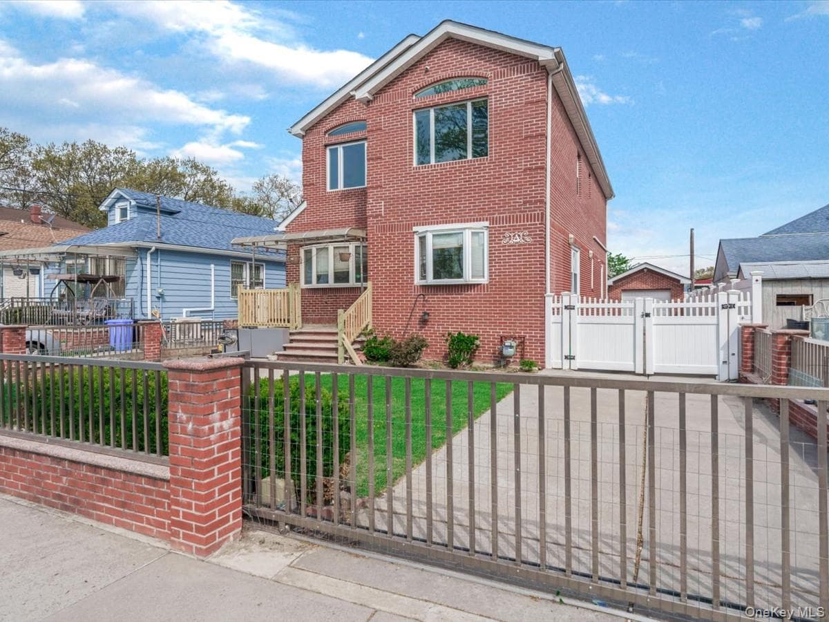 252-15 82nd Avenue, Bellerose