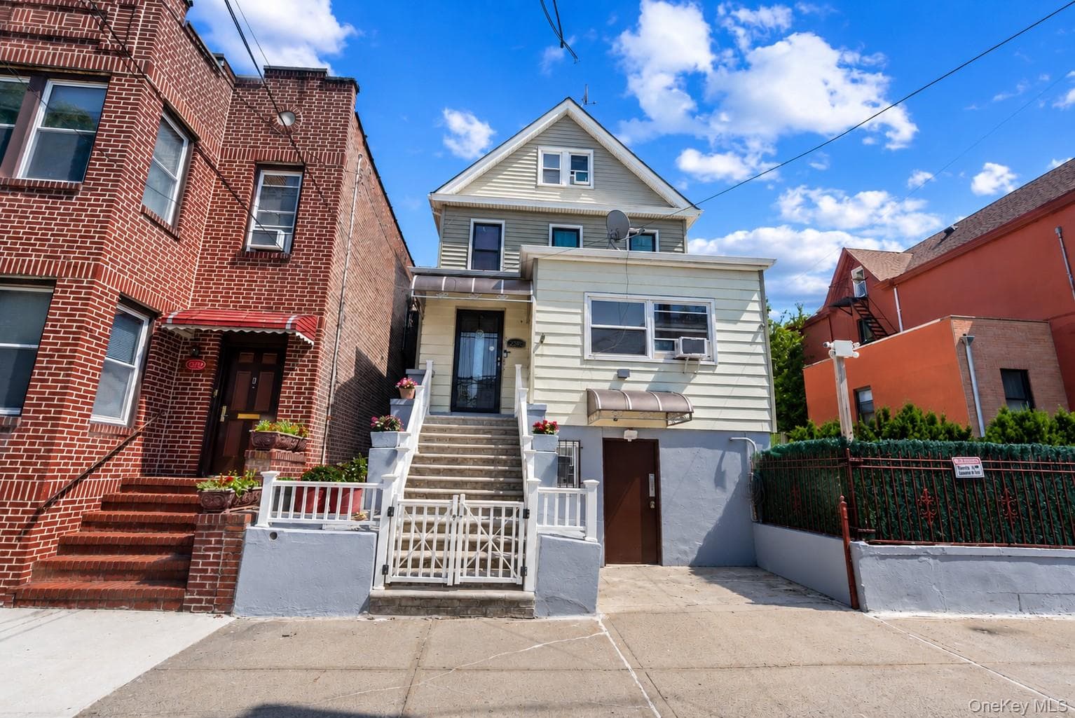 2280 Lyon Avenue thumbnail 2
