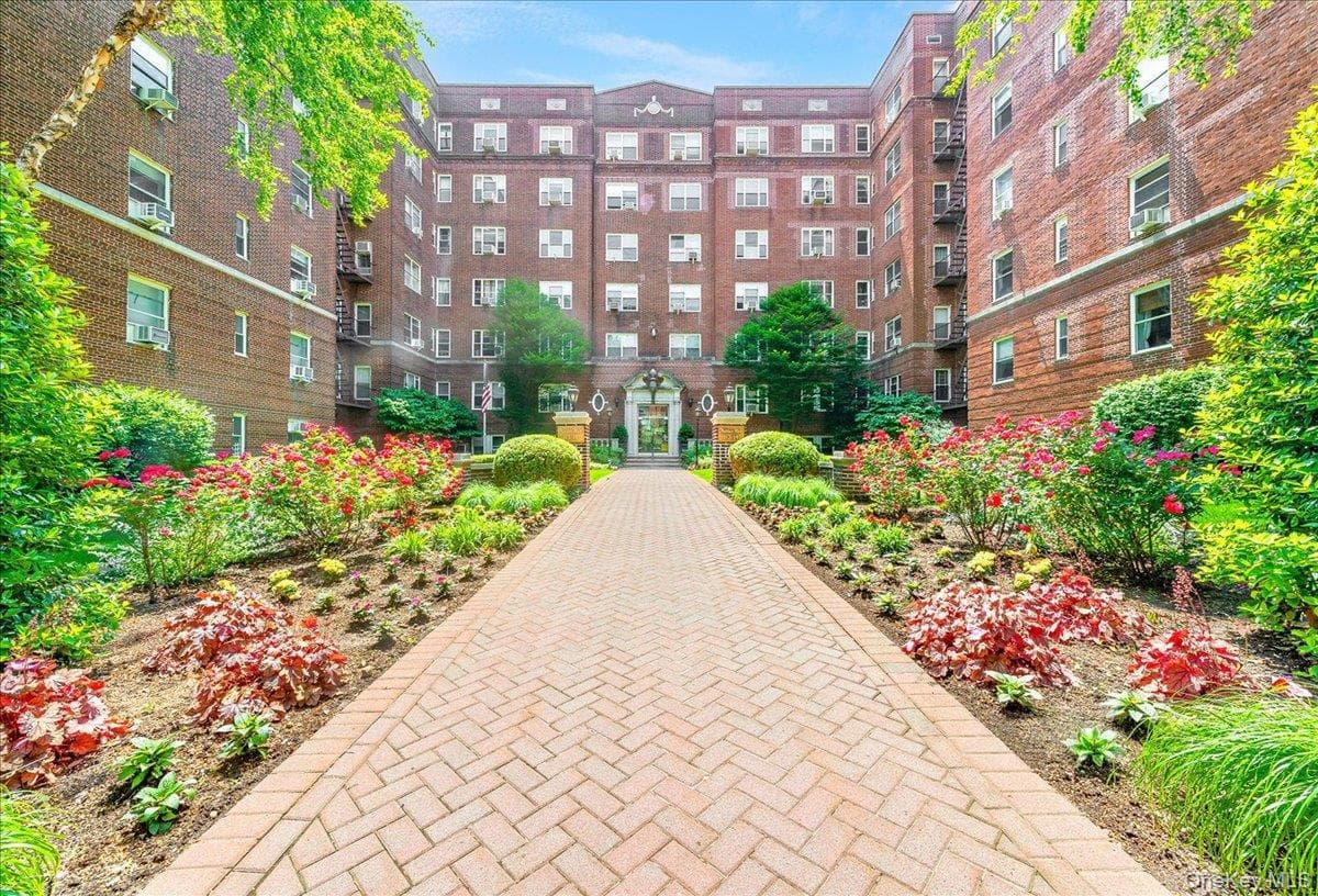 113-14 72nd Road Unit: 2J, Forest Hills