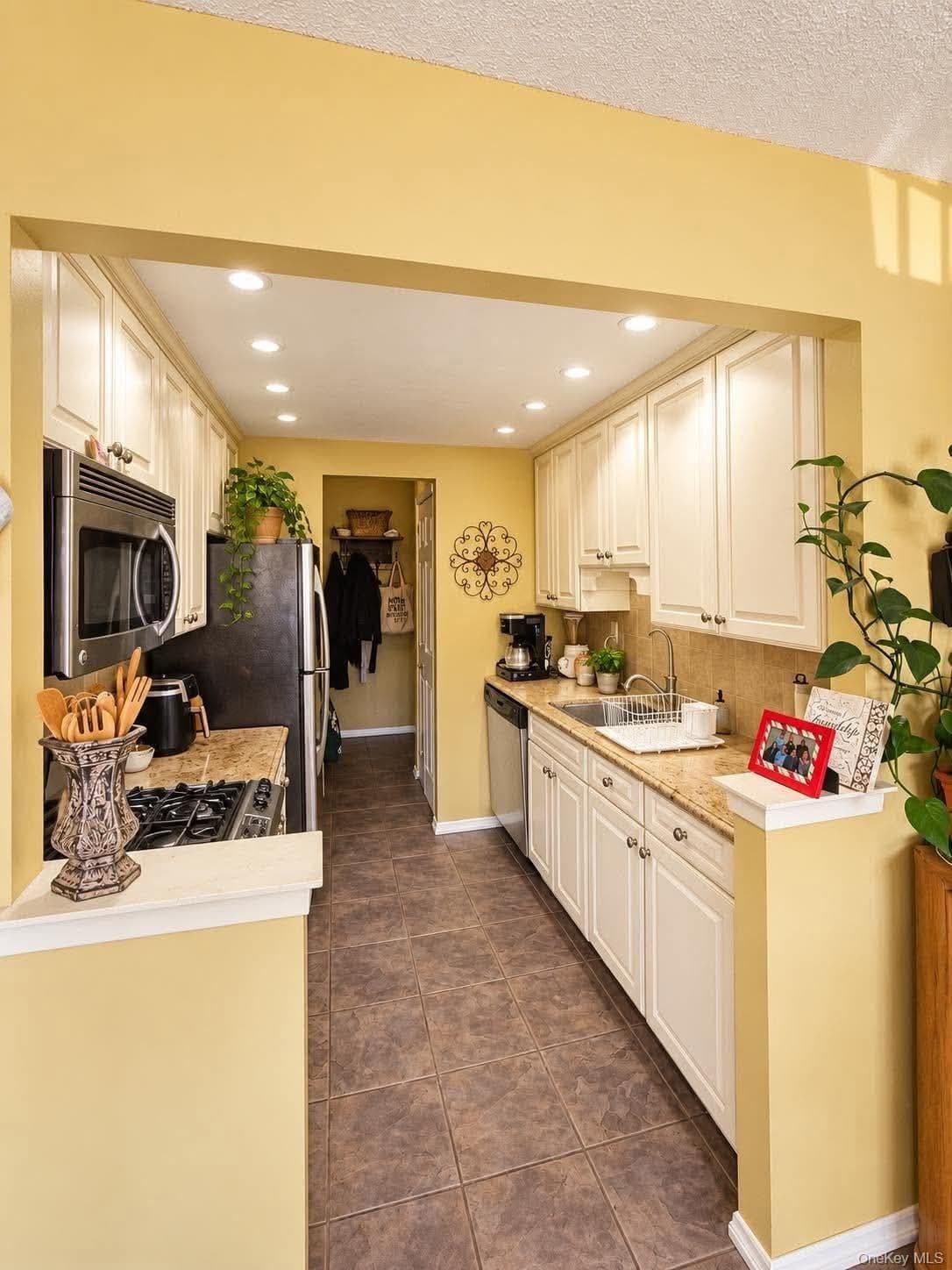 6112 69th Street Unit: 2A thumbnail 6