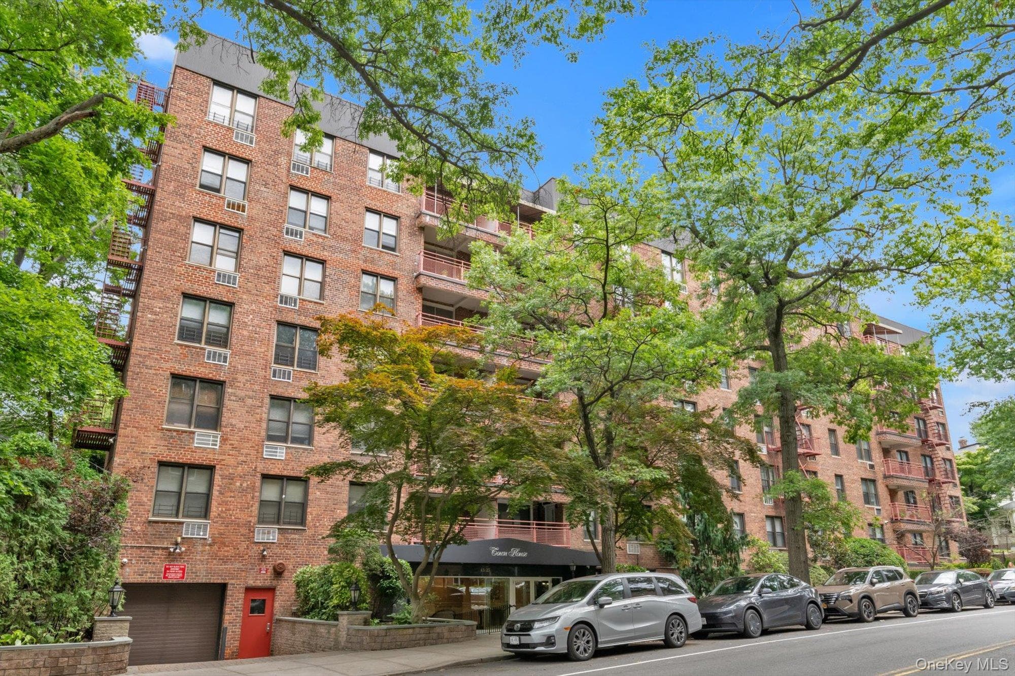 43-25 Douglaston Parkway Unit: #2-G, Douglaston
