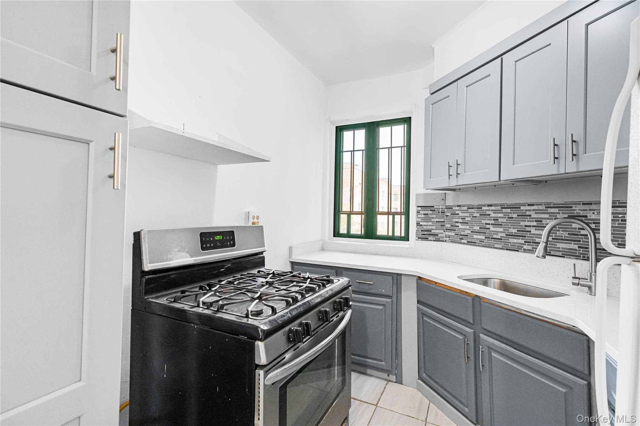 1946 E Tremont Avenue Unit: 5H thumbnail 2
