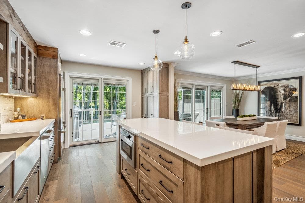 10 Pond View Court, Jericho