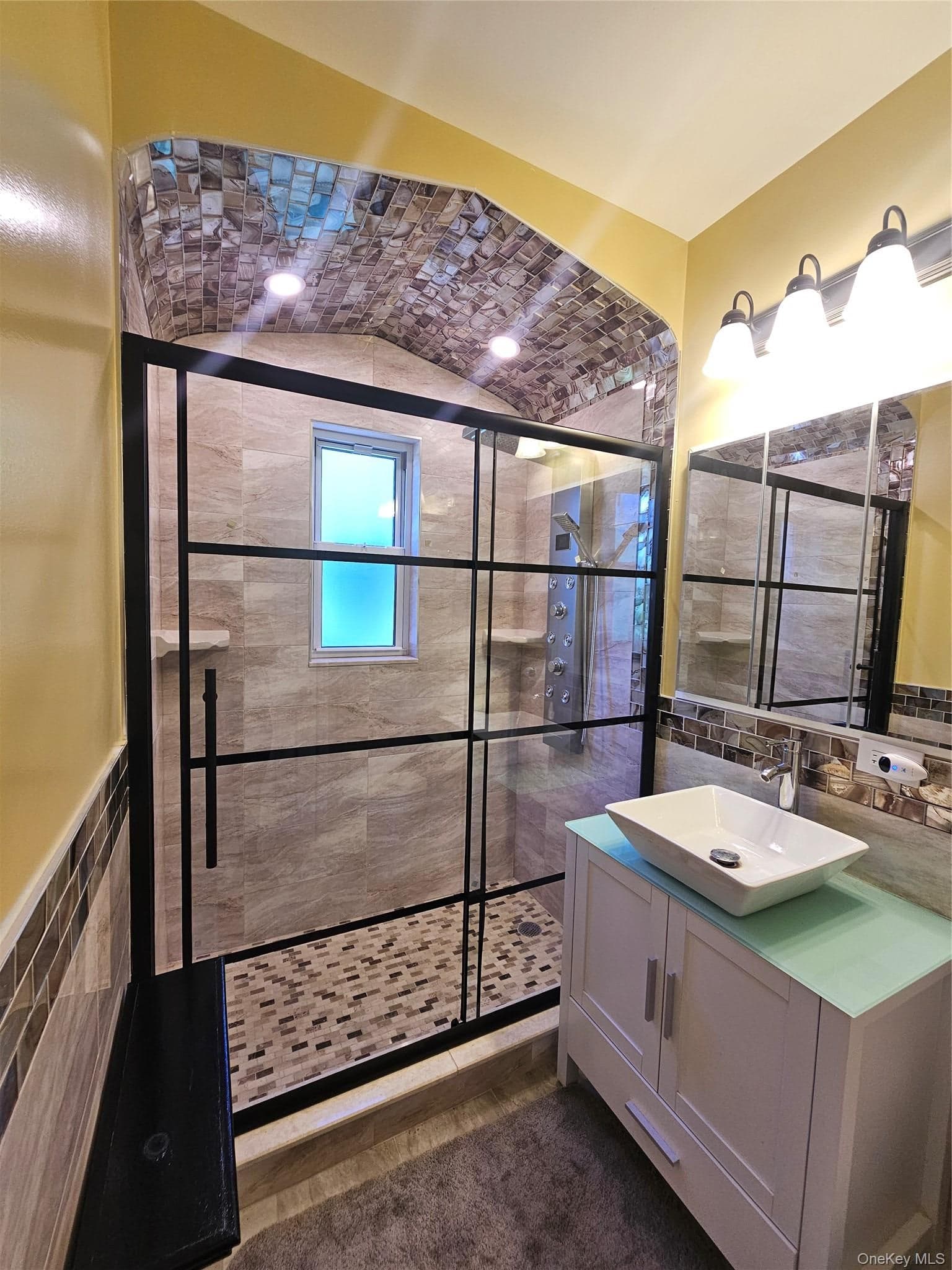 455 E 43rd Street thumbnail 12