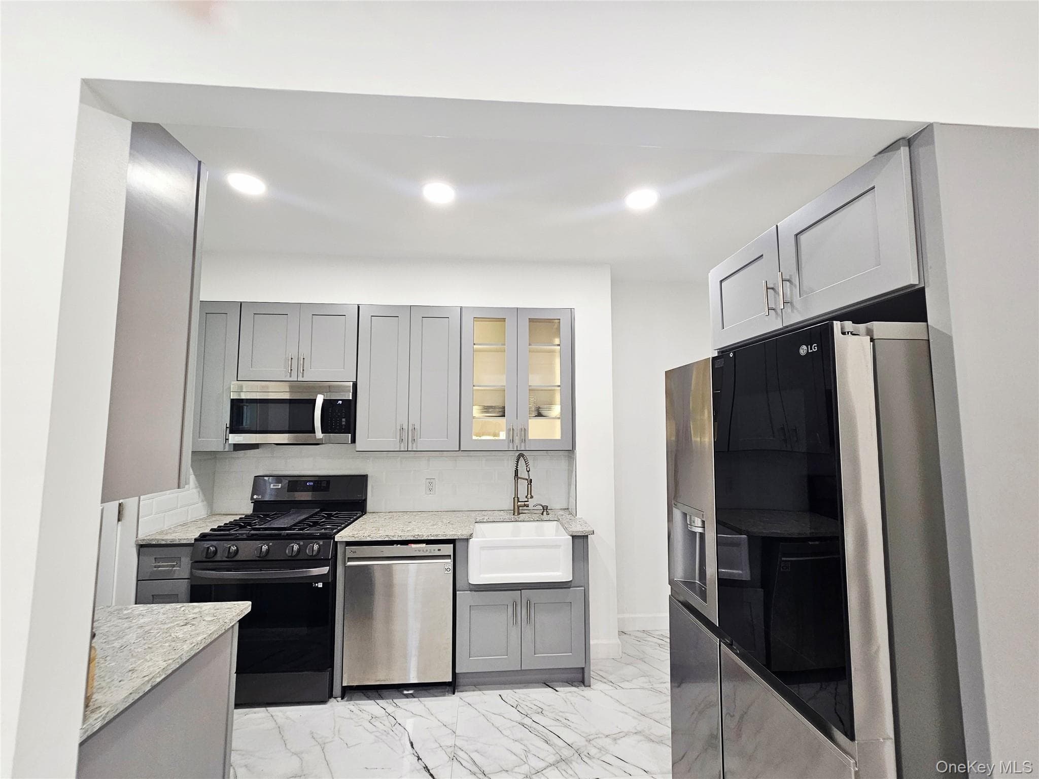 455 E 43rd Street thumbnail 5