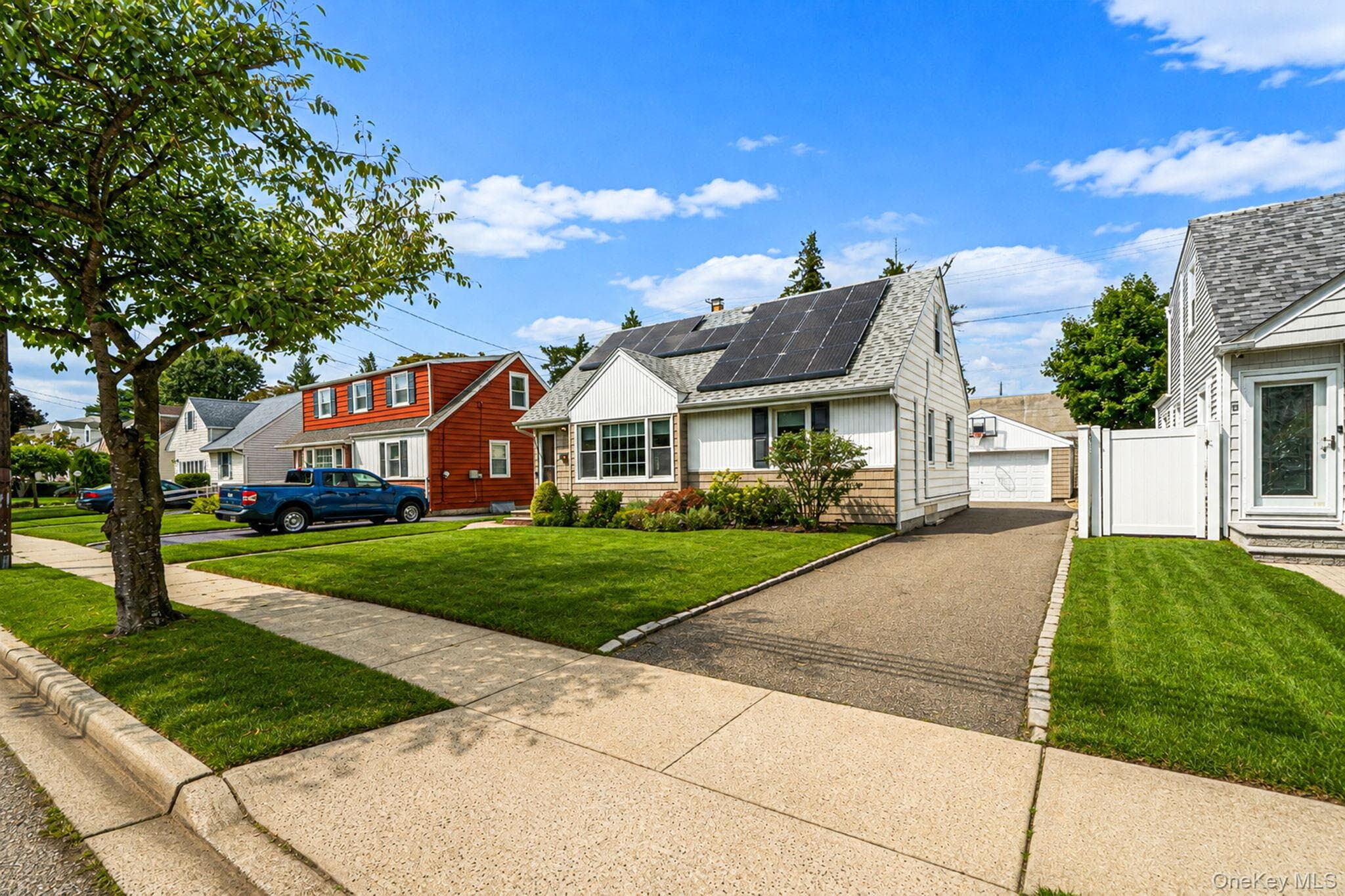 190 Albertson Place thumbnail 3