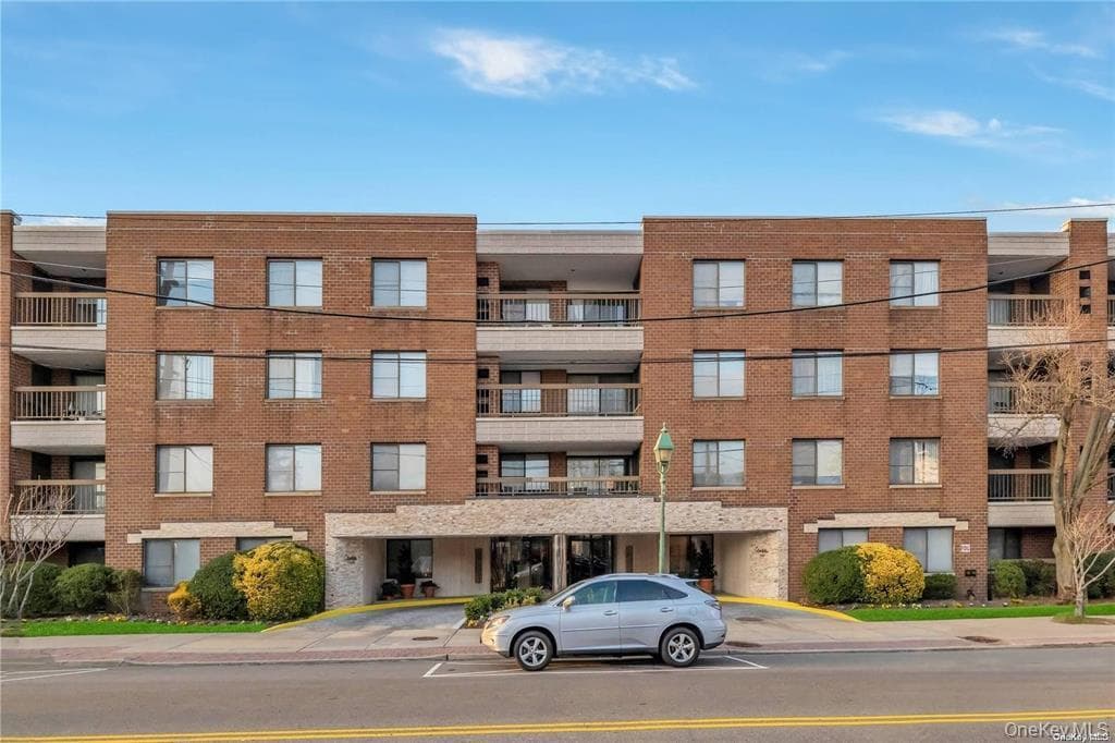 376 Central Avenue Unit: 3-V, Lawrence
