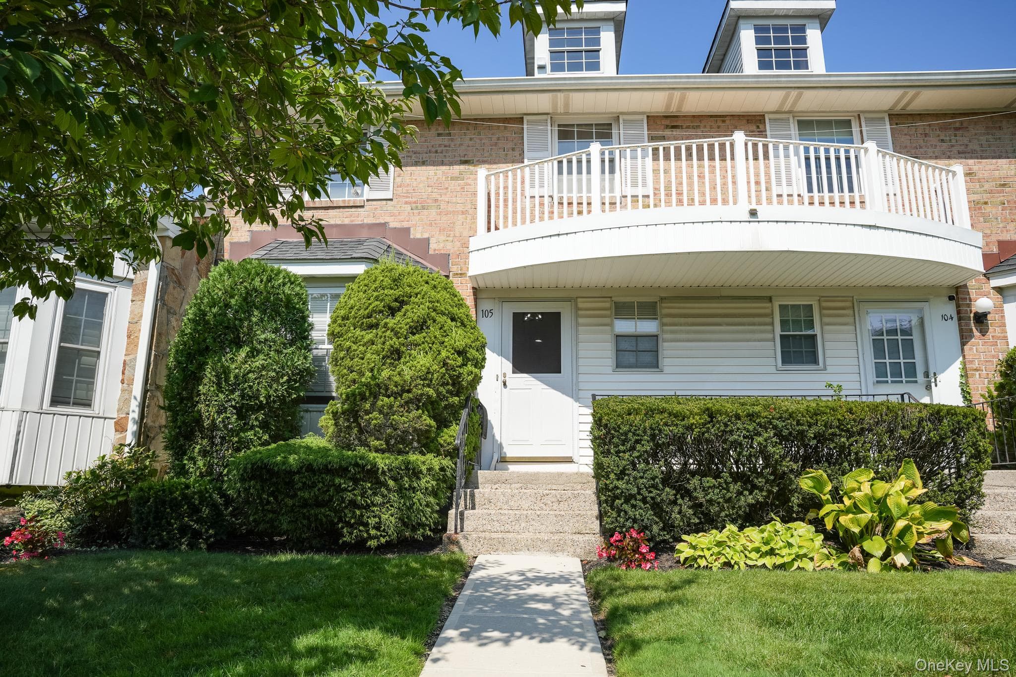 105 Glen Way, Syosset