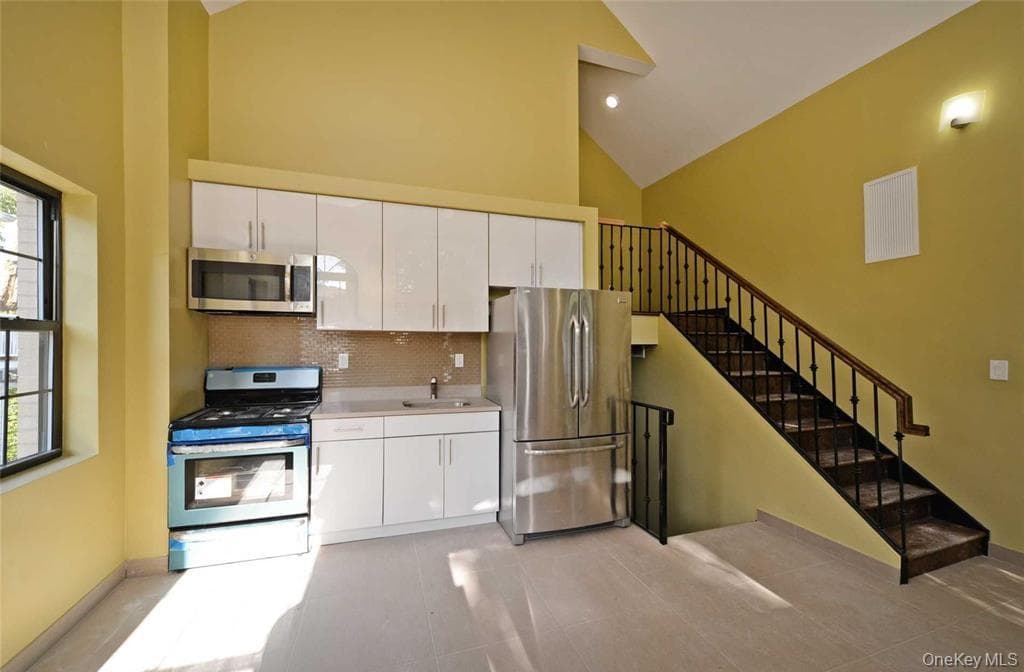 10647 Ditmars Boulevard thumbnail 3