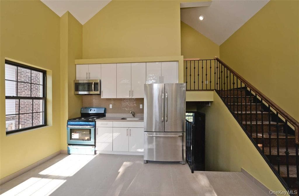 10647 Ditmars Boulevard thumbnail 2
