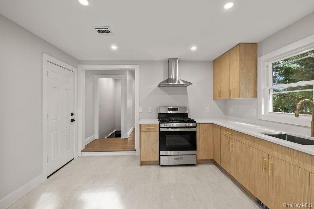 132 S Conger Avenue thumbnail 3