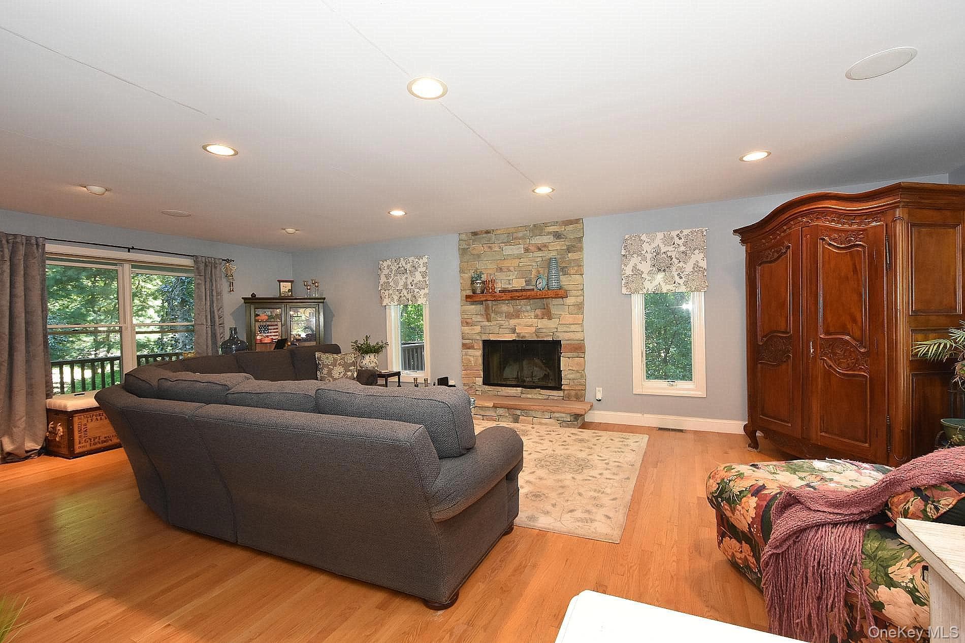 230 W Woodland Drive thumbnail 17