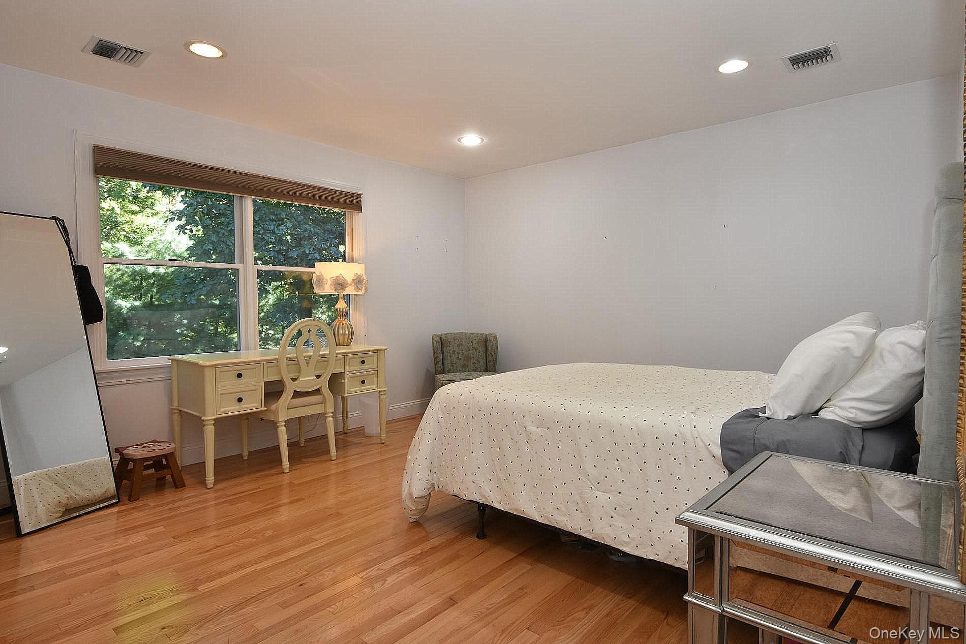 230 W Woodland Drive thumbnail 21