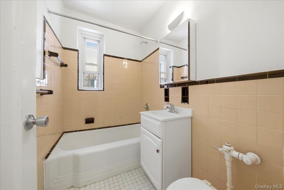 2080 Barnes Avenue Unit: 2D thumbnail 11