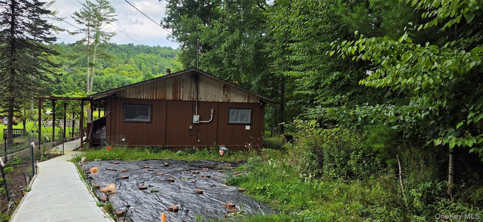 586 Lake Shore Lane thumbnail 2