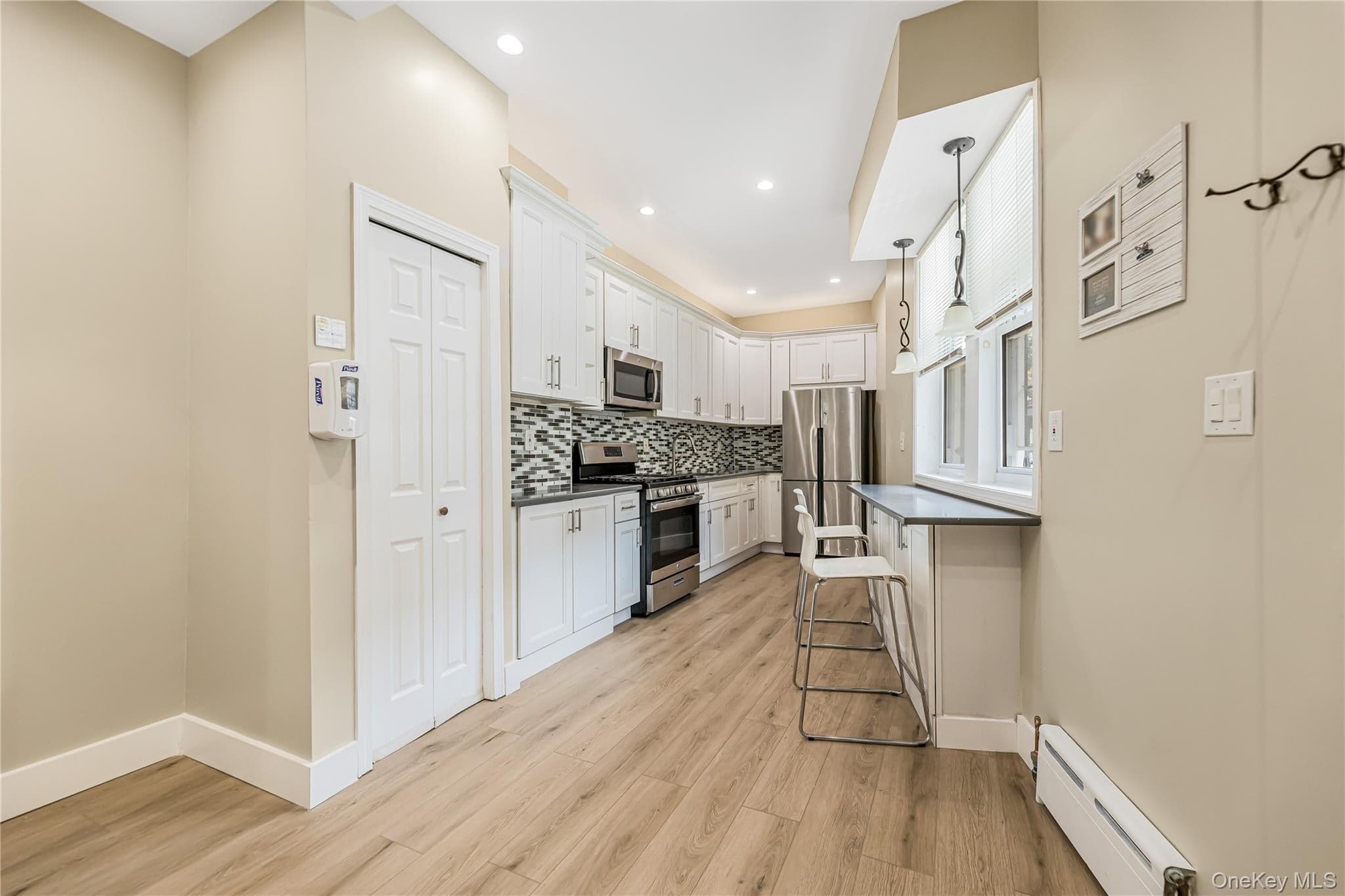 735 E 211th Street thumbnail 5