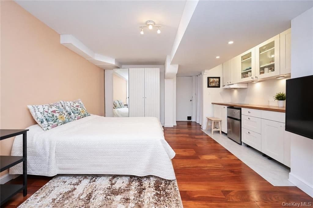 2454 E 18th Street thumbnail 17