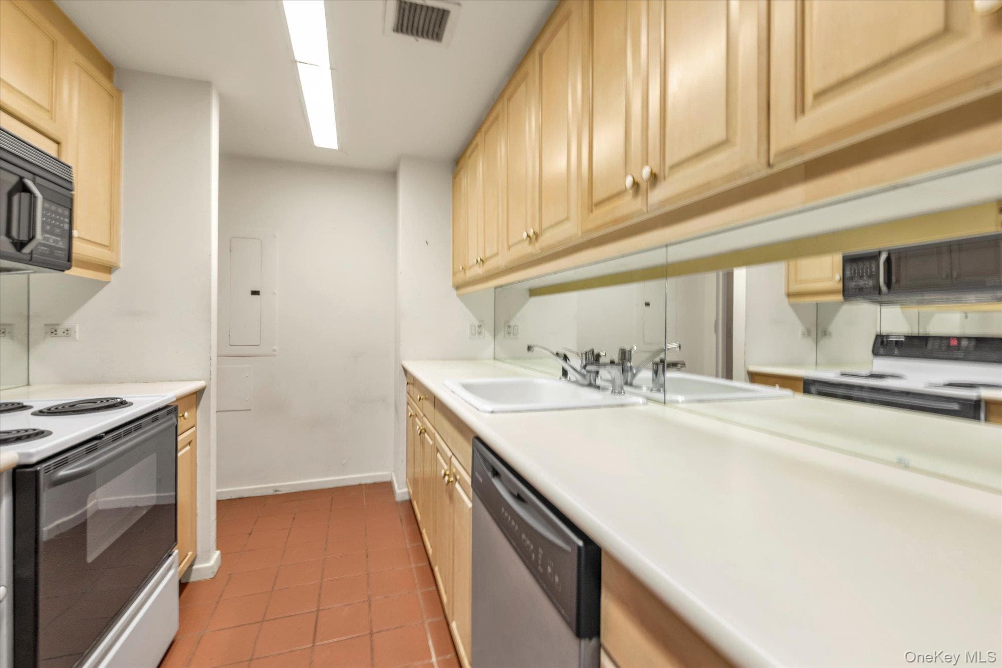 100 Hilton Avenue Unit: M3 thumbnail 4