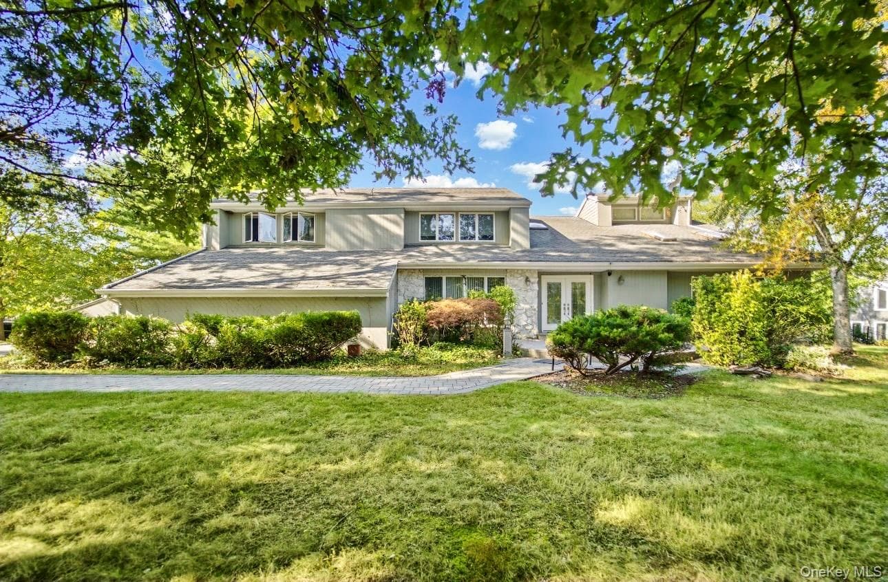 17 Scenic View Court, Dix Hills