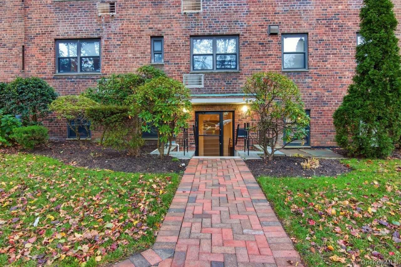52 Brompton Road Unit: 52, Great Neck