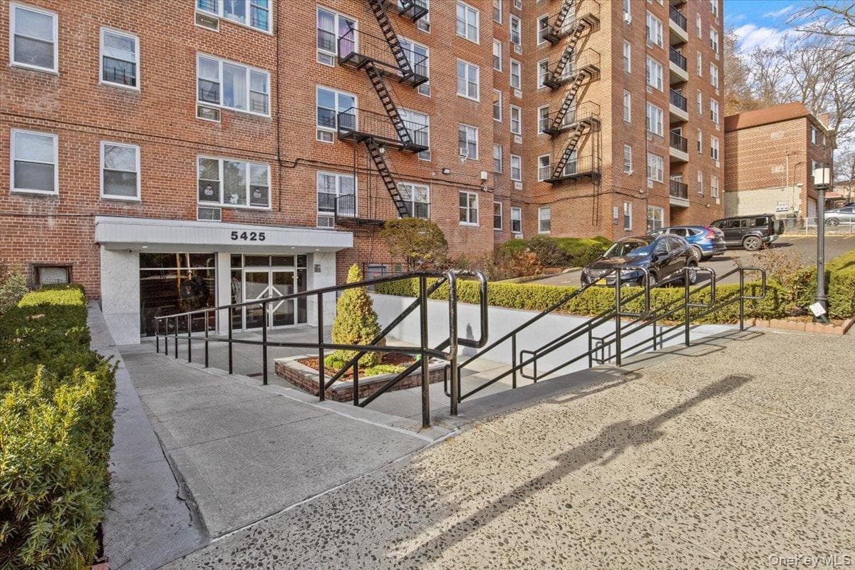 5425 Valles Avenue Unit: 4M thumbnail 3