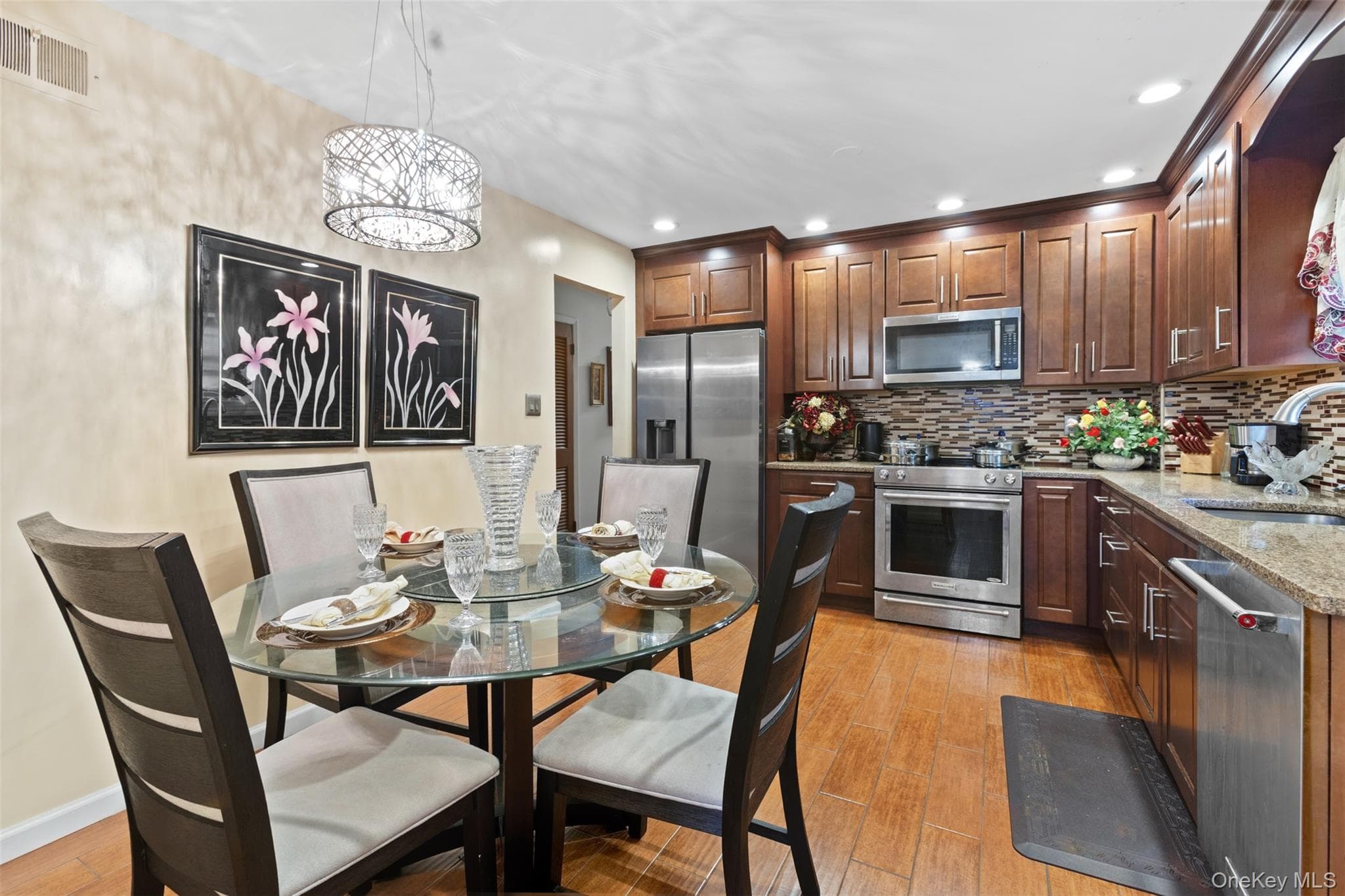 552 Briar Place thumbnail 6