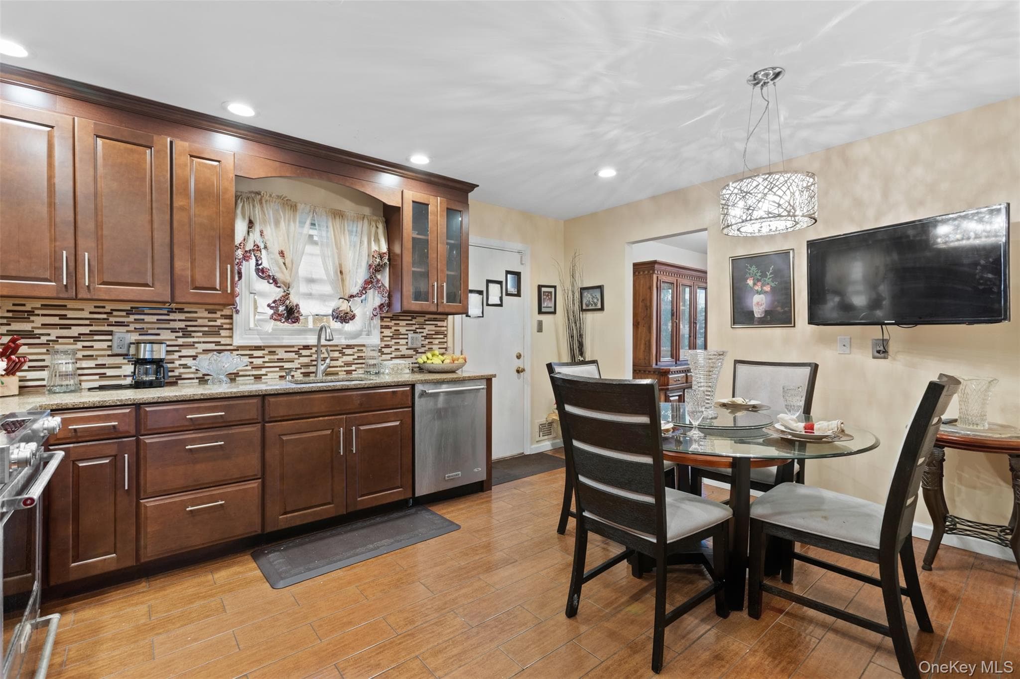 552 Briar Place thumbnail 7