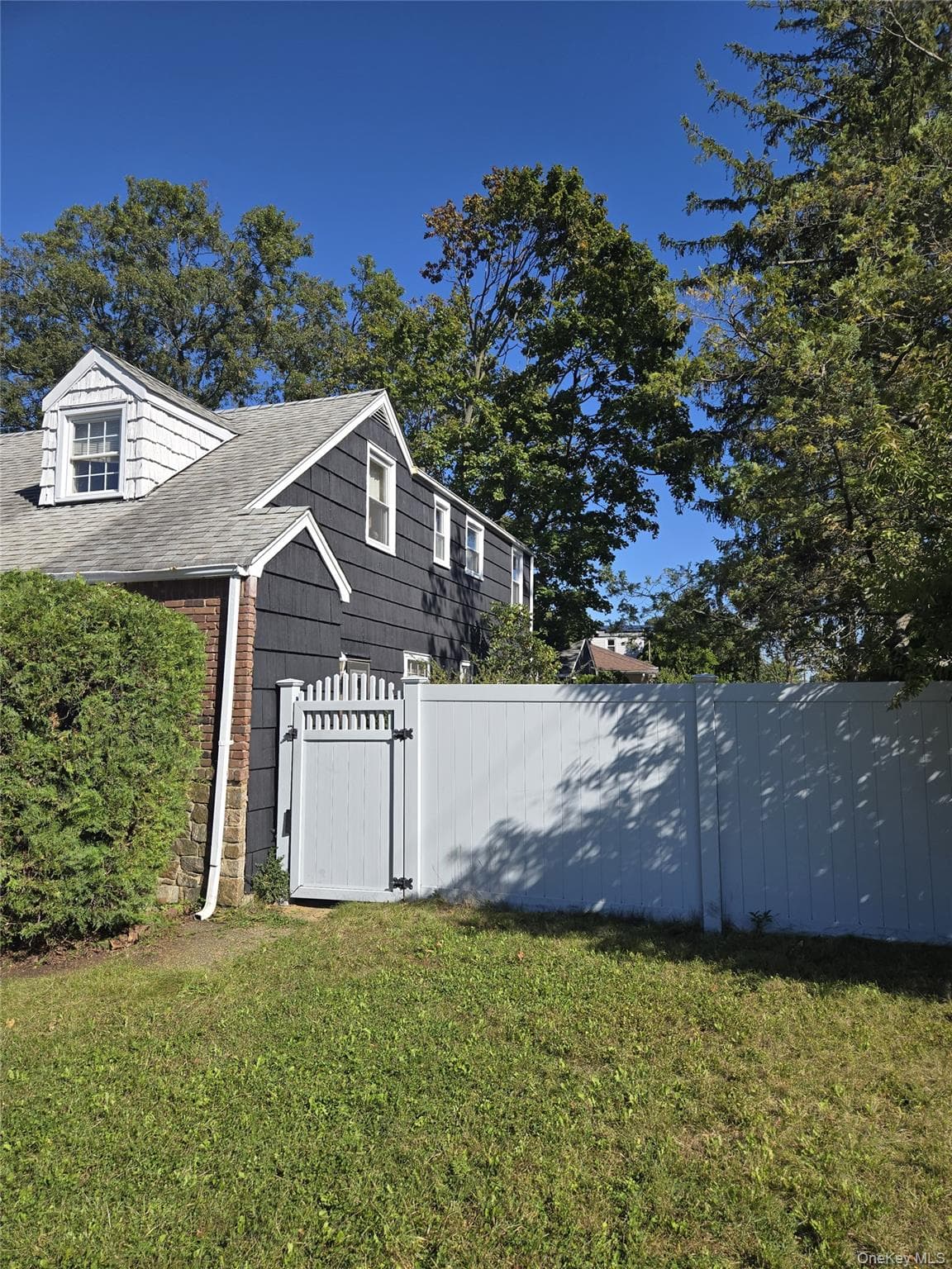 455 Walton Street thumbnail 3