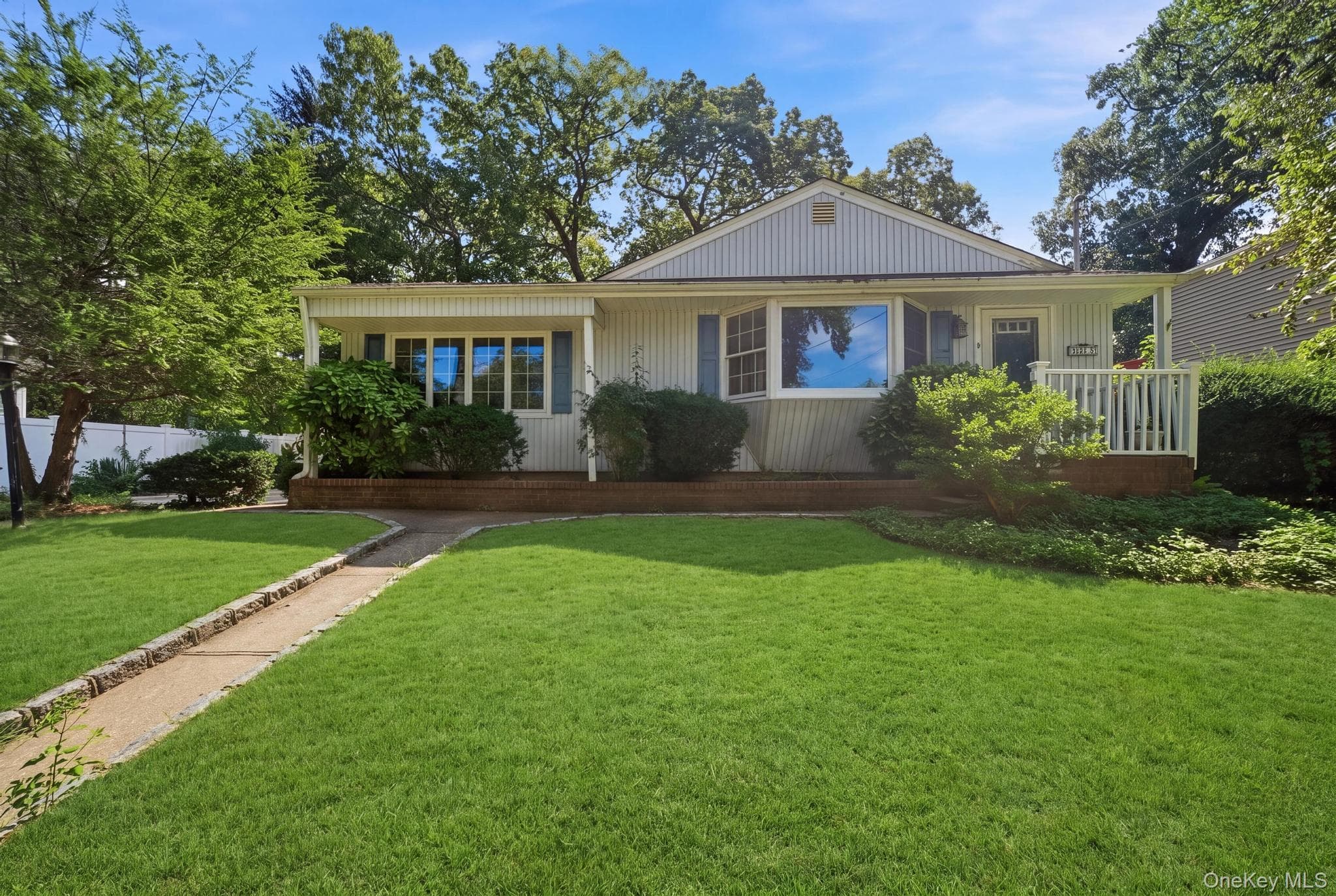 8 Dee PL, Huntington Station