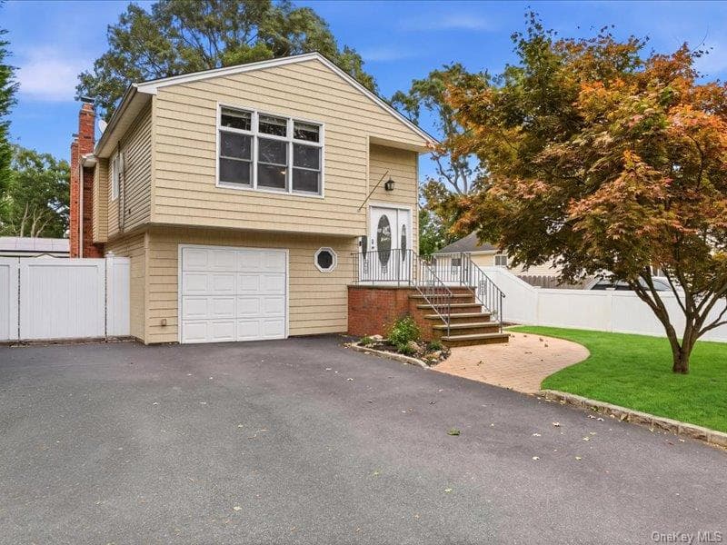 75 Lexington Road, Shirley