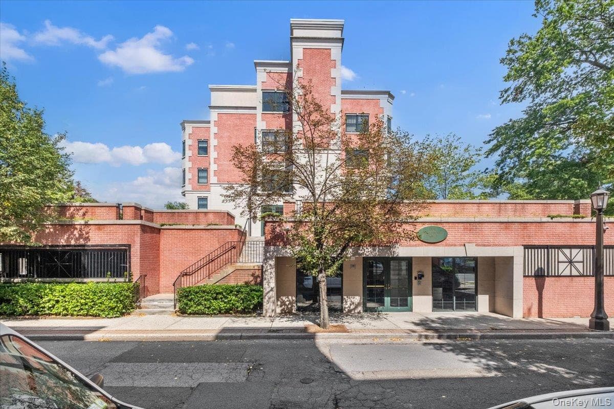 101 Sheldrake Place Unit: 20 thumbnail 2