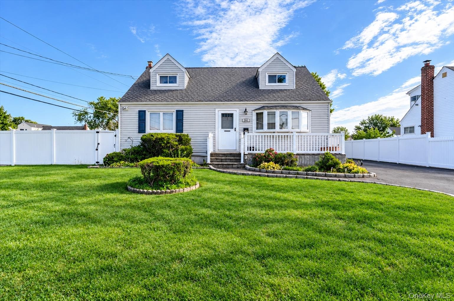 957 N Fulton Avenue, Lindenhurst