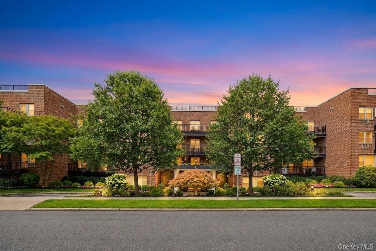 25 Chapel Place PL Unit: 2M, Great Neck