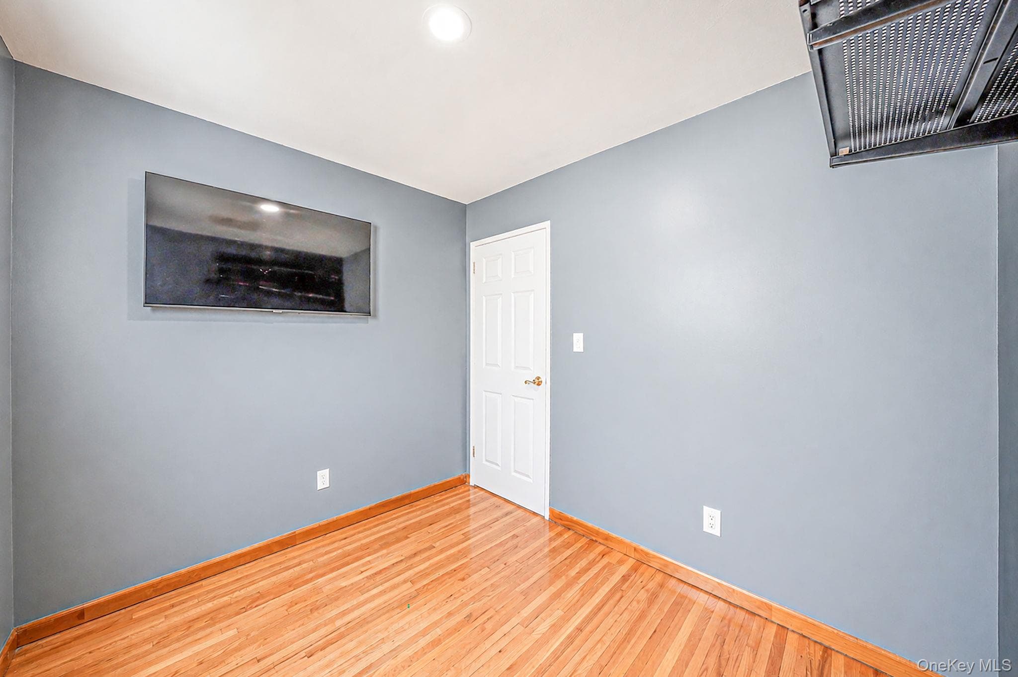336 W 23rd Street thumbnail 17