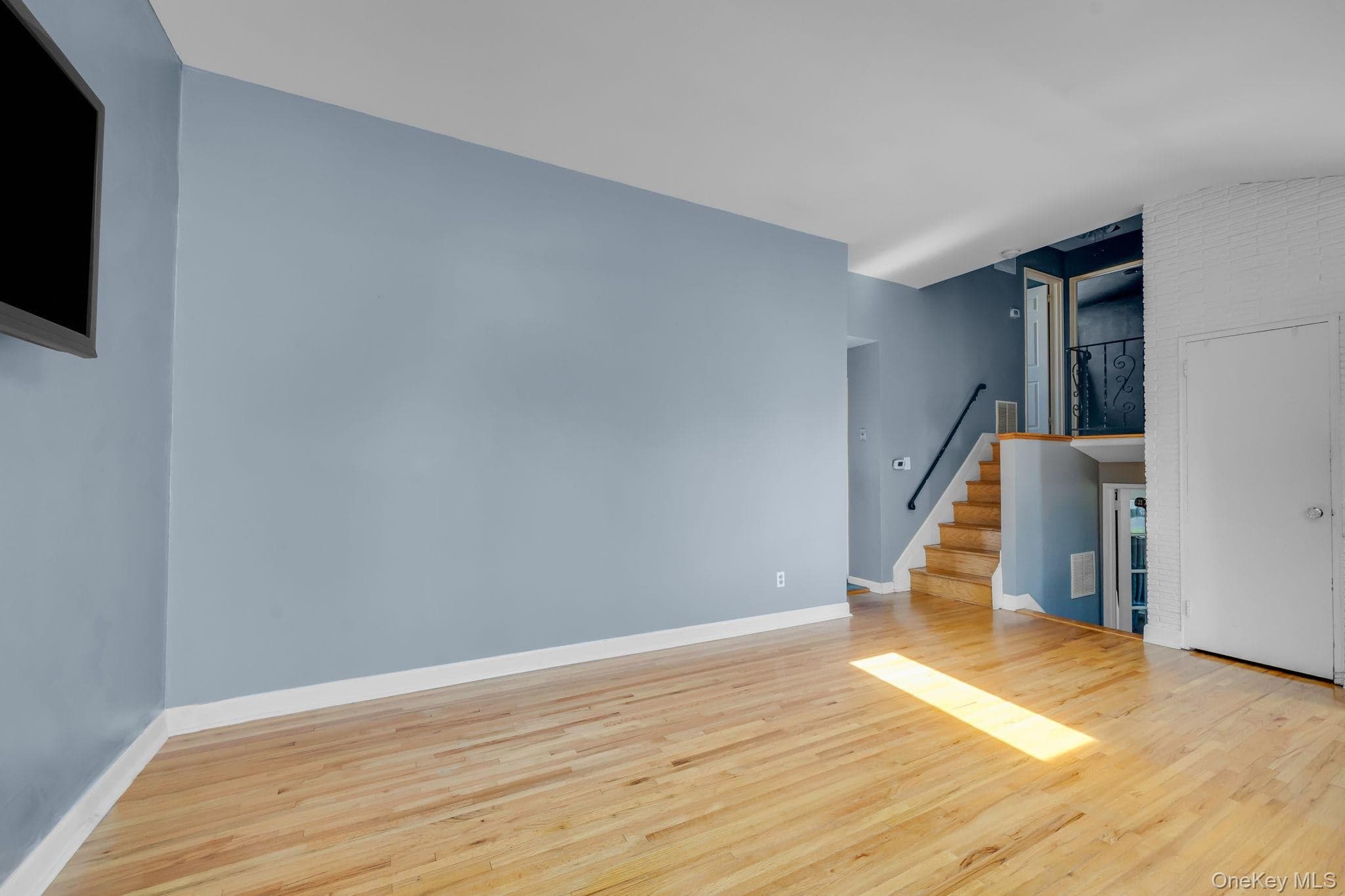 336 W 23rd Street thumbnail 5