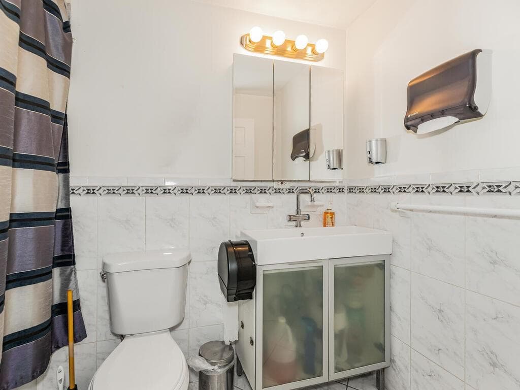 113 E 39th Street thumbnail 16