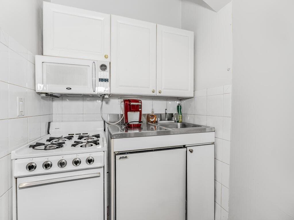 113 E 39th Street thumbnail 13