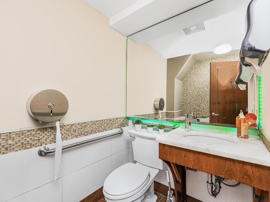 113 E 39th Street thumbnail 14