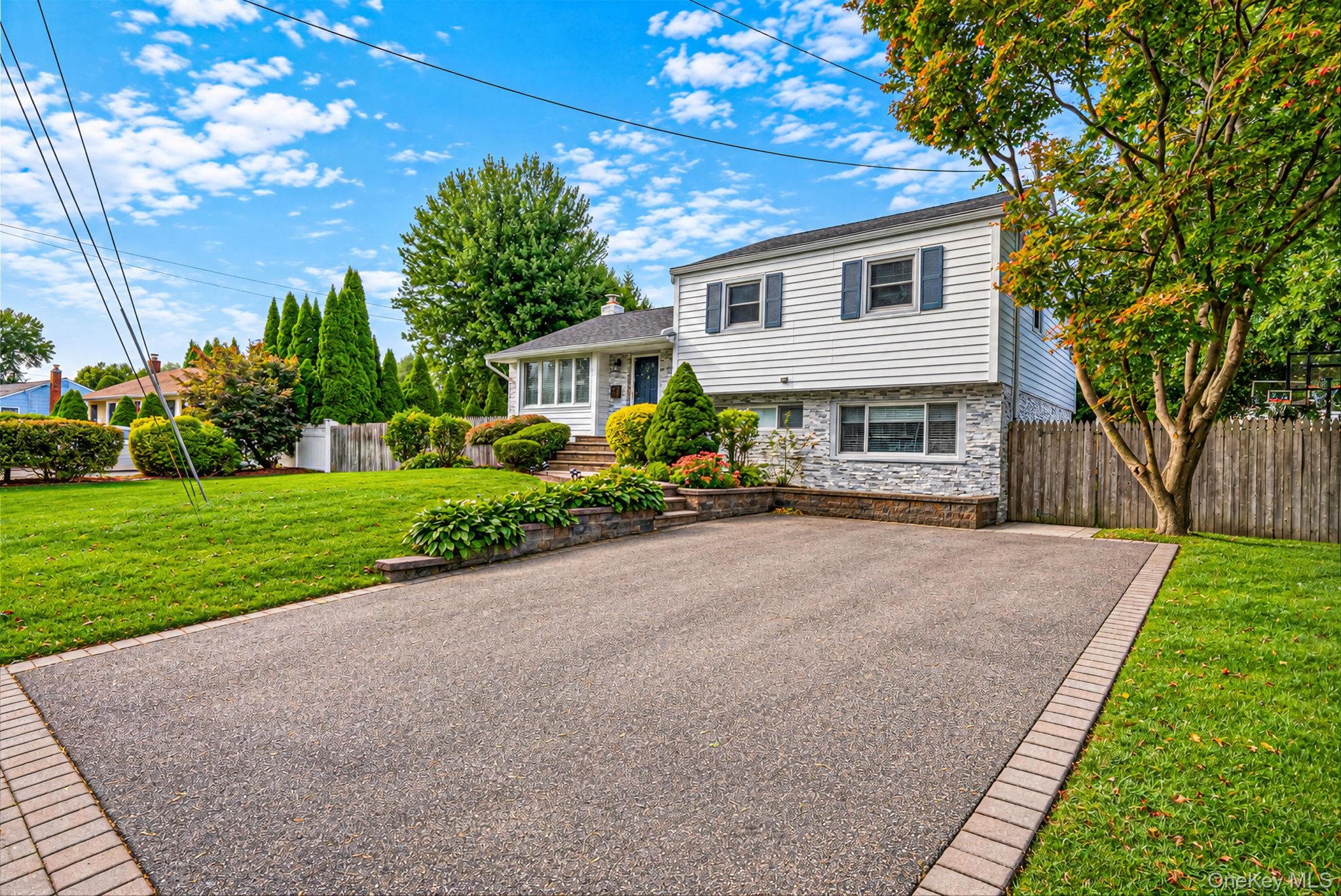 17 Marlowe Place, Greenlawn