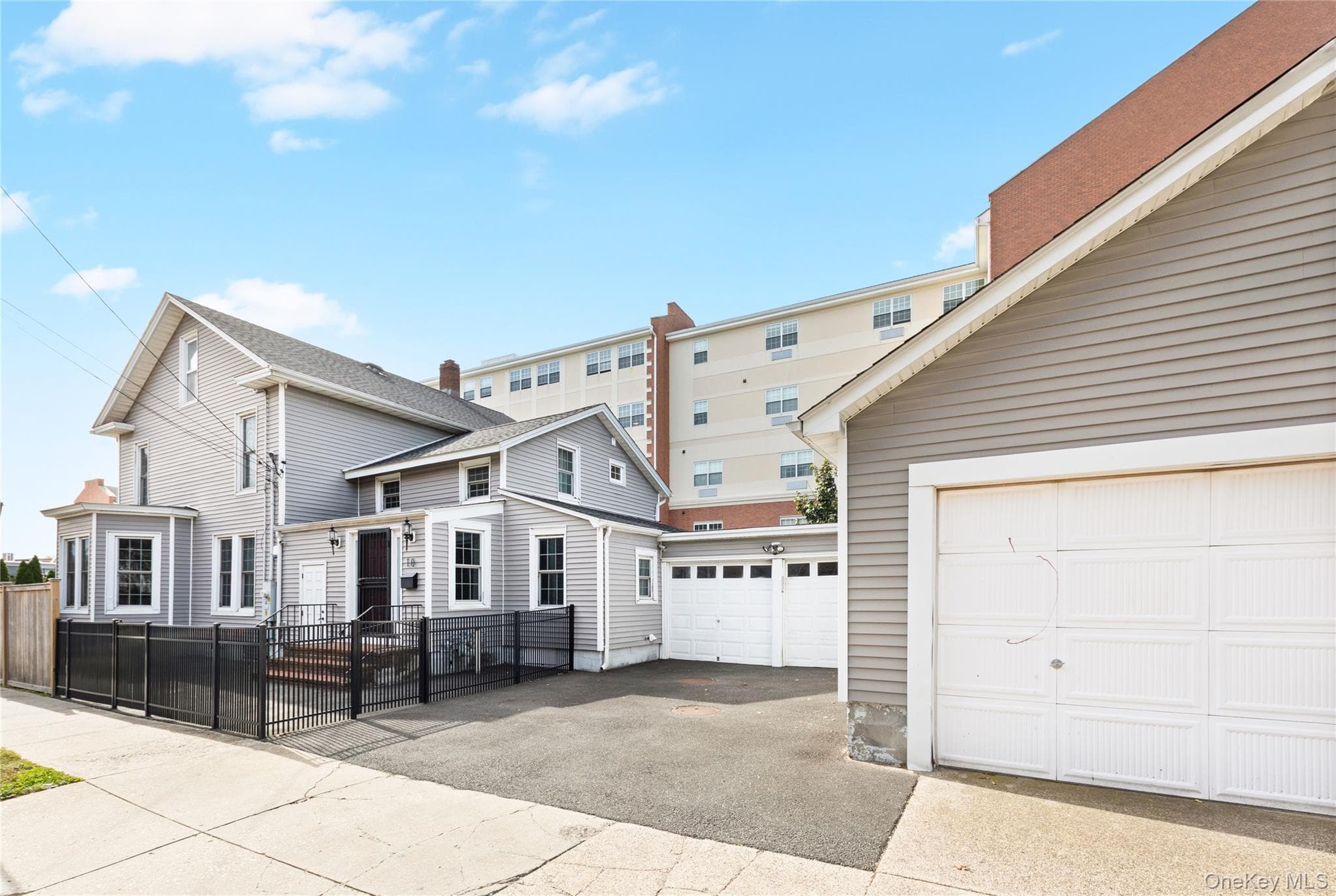 10 Maple Avenue photo 1