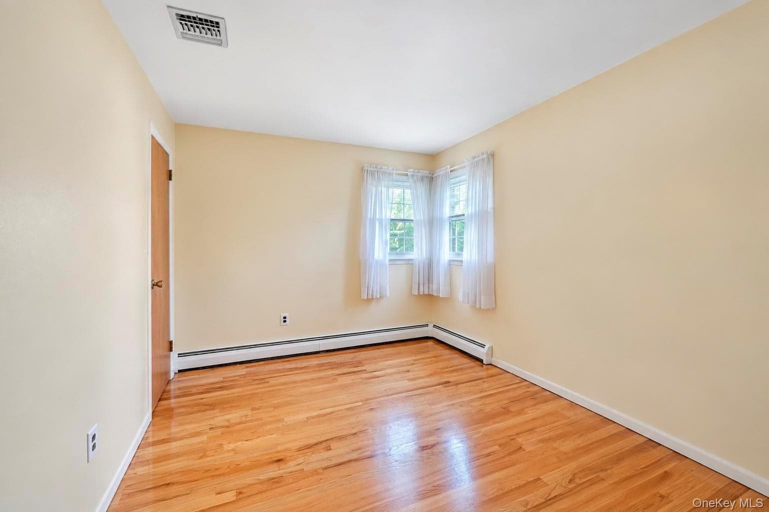 355 W Islip Boulevard thumbnail 27